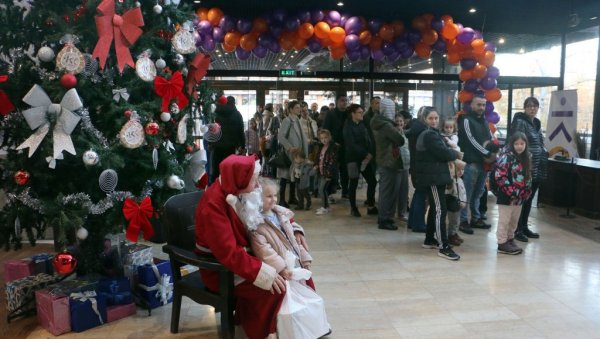 ПРАЗНИЧНЕ РАДОСТИ: Почела подела новогодишњих пакетића смедеревским малишанима (ФОТО) ПРАЗНИЧНЕ РАДОСТИ: Почела подела новогодишњих пакетића смедеревским малишанима (ФОТО)
