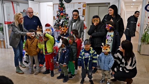 НОВОГОДИШЊИ ПАКЕТИЋИ ЗА ДЕЦУ ИЗ ПРИХВАТИЛИШТА: И компанија Новости обрадовала малишане (ВИДЕО) НОВОГОДИШЊИ ПАКЕТИЋИ ЗА ДЕЦУ ИЗ ПРИХВАТИЛИШТА: И компанија Новости обрадовала малишане (ВИДЕО)