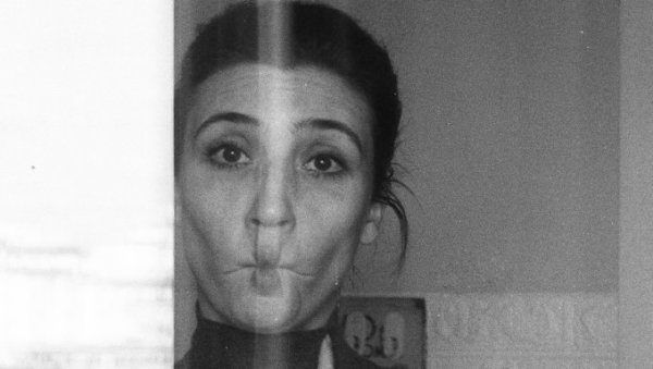 ЛИЦА СА ГРИМАСОМ: Фотографије Ане Пандоре Игић у УК Пароброд ЛИЦА СА ГРИМАСОМ: Фотографије Ане Пандоре Игић у УК Пароброд