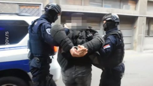 HAPŠENJE OSUMNJIČENIH ZA POTONUĆE KARTELA: Pogledajte kako policija sprovodi privedene (VIDEO) HAPŠENJE OSUMNJIČENIH ZA POTONUĆE KARTELA: Pogledajte kako policija sprovodi privedene (VIDEO)