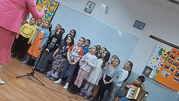 ЗА КРАЈ ПРВОГ ПОЛУГОДИШТА: Углљевички малипани уз песму и игру испраћају 2023. годину ЗА КРАЈ ПРВОГ ПОЛУГОДИШТА: Углљевички малипани уз песму и игру испраћају 2023. годину