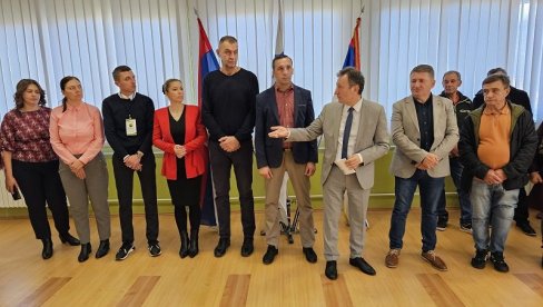LOKAL PODSTIČE AGRAR: U Ugljeviku dodeljeni plastenici za 31 poljoprivrednog proizvođača LOKAL PODSTIČE AGRAR: U Ugljeviku dodeljeni plastenici za 31 poljoprivrednog proizvođača