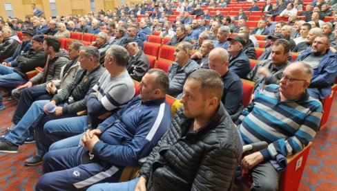 NAJAVLJUJU BLOKADU PUTEVA: Uzgajivači u Semberiji nezadovoljni dinamikom isplate štete za posledice svinjske kuge NAJAVLJUJU BLOKADU PUTEVA: Uzgajivači u Semberiji nezadovoljni dinamikom isplate štete za posledice svinjske kuge