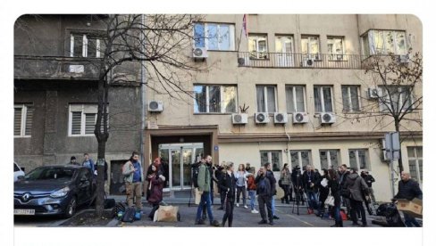 NJIH 50 MALTRETIRA CEO GRAD: Na najavljenu blokadu od 24 sata došlo više reportera nego demonstranata (FOTO) NJIH 50 MALTRETIRA CEO GRAD: Na najavljenu blokadu od 24 sata došlo više reportera nego demonstranata (FOTO)