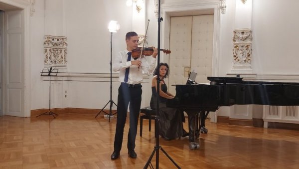 „МАЛИ ПРИНЦ“, КОНЦЕРТМАЈСТОР СИМФОНИЈСКОГ ОРКЕСТРА : Виолиниста Андреј Балаж, најбољи студент Универзитета у Новом Саду „МАЛИ ПРИНЦ“, КОНЦЕРТМАЈСТОР СИМФОНИЈСКОГ ОРКЕСТРА : Виолиниста Андреј Балаж, најбољи студент Универзитета у Новом Саду