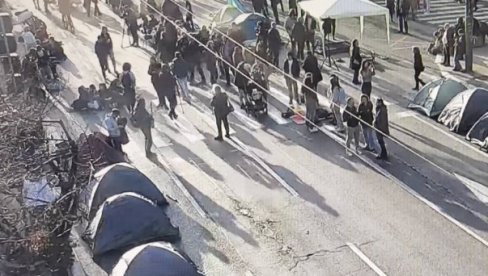 FOTOGRAFIJA GOVORI VIŠE OD REČI: Pogledajte - Koliko ljudi blokira i maltretira ceo grad (FOTO) FOTOGRAFIJA GOVORI VIŠE OD REČI: Pogledajte - Koliko ljudi blokira i maltretira ceo grad (FOTO)