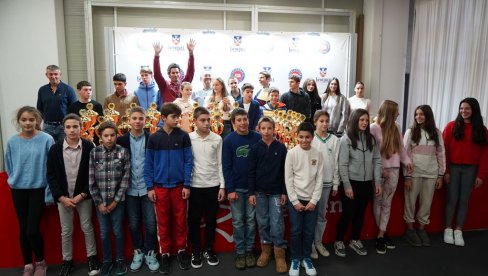 TENISKI SAVEZ BEOGRADA DODELIO NAGRADE: Posebno priznanje Hamadu Međedoviću TENISKI SAVEZ BEOGRADA DODELIO NAGRADE: Posebno priznanje Hamadu Međedoviću