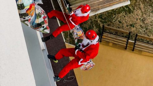 ULEPŠALI DECI PRAZNIKE: Deda Mrazevi Gorske službe poklonima obradovali mališane u Bijeljini (FOTO) ULEPŠALI DECI PRAZNIKE: Deda Mrazevi Gorske službe poklonima obradovali mališane u Bijeljini (FOTO)