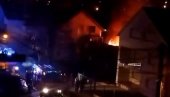 DIM KULJA U NEBO: Zapalila se porodična kuća u Kaluđerici, vatrogasci na terenu (VIDEO) DIM KULJA U NEBO: Zapalila se porodična kuća u Kaluđerici, vatrogasci na terenu (VIDEO)