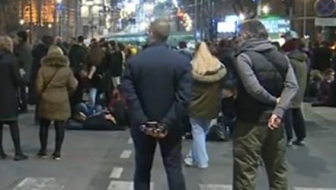 МАЛТРЕТИРАЈУ БЕОГРАЂАНЕ ПРЕД НОВУ ГОДИНУ: Нове блокаде улица од стране поражених политичара бивше власти МАЛТРЕТИРАЈУ БЕОГРАЂАНЕ ПРЕД НОВУ ГОДИНУ: Нове блокаде улица од стране поражених политичара бивше власти