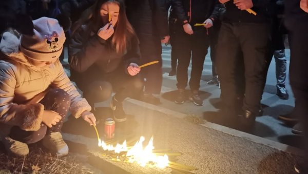 ТУГА, СВЕЋЕ И МИНУТ ЋУТАЊА: Шест месеци од погибије тројице Крушевљана, породице завијене у црно чекају правду-За њих је време стало (ФОТО) ТУГА, СВЕЋЕ И МИНУТ ЋУТАЊА: Шест месеци од погибије тројице Крушевљана, породице завијене у црно чекају правду-За њих је време стало (ФОТО)