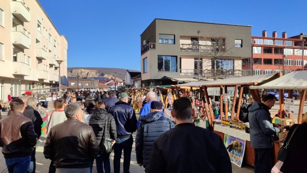 У ДЕСПОТОВЦУ ПРАЗНИЧНИ БАЗАР: Богата понуда до 5. јануара наредне године (ФОТО) У ДЕСПОТОВЦУ ПРАЗНИЧНИ БАЗАР: Богата понуда до 5. јануара наредне године (ФОТО)