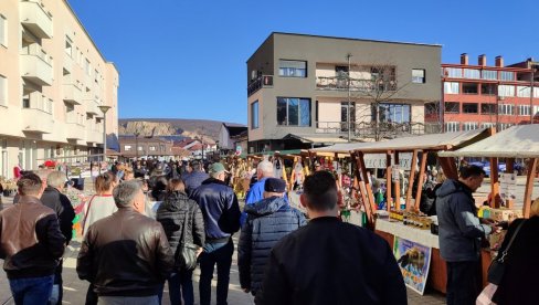 U DESPOTOVCU PRAZNIČNI BAZAR: Bogata ponuda do 5. januara naredne godine (FOTO) U DESPOTOVCU PRAZNIČNI BAZAR: Bogata ponuda do 5. januara naredne godine (FOTO)