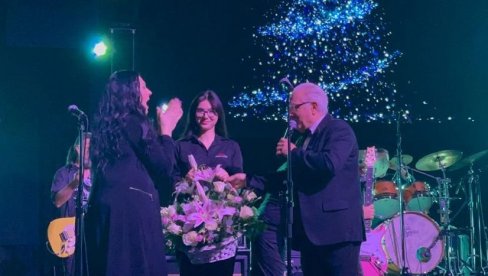 POKLONIO JOJ CVEĆE: Kaliopi proslavila rođendan na koncertu Željka Samardžića (FOTO) POKLONIO JOJ CVEĆE: Kaliopi proslavila rođendan na koncertu Željka Samardžića (FOTO)