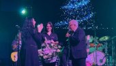 POKLONIO JOJ CVEĆE: Kaliopi proslavila rođendan na koncertu Željka Samardžića (FOTO) POKLONIO JOJ CVEĆE: Kaliopi proslavila rođendan na koncertu Željka Samardžića (FOTO)
