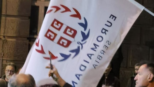 ПРИЗНАЛИ ДА ХОЋЕ МАЈДАН У СРБИЈИ: Срамна застава на протесту Ђиласових присталица (ФОТО) ПРИЗНАЛИ ДА ХОЋЕ МАЈДАН У СРБИЈИ: Срамна застава на протесту Ђиласових присталица (ФОТО)