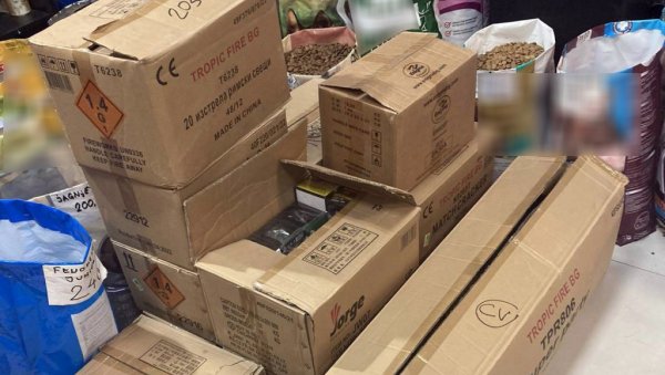 У КРУШЕВЦУ ЗАПЛЕЊЕНО ВИШЕ ОД 5.000 ПЕТАРДИ: Власник радње продавао и ватромет без дозволе (ФОТО) У КРУШЕВЦУ ЗАПЛЕЊЕНО ВИШЕ ОД 5.000 ПЕТАРДИ: Власник радње продавао и ватромет без дозволе (ФОТО)