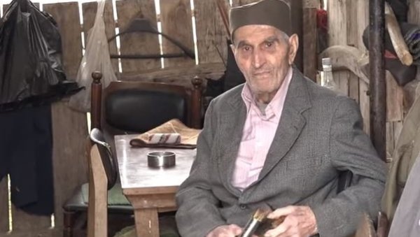 ПРИМЕР ЈЕ ДОБРОГ И ПЛЕМЕНИТОГ ЧОВЕКА: Деда Радиша има 102 године, а његова порука омладини стане у свега пар мудрих речи (ВИДЕО) ПРИМЕР ЈЕ ДОБРОГ И ПЛЕМЕНИТОГ ЧОВЕКА: Деда Радиша има 102 године, а његова порука омладини стане у свега пар мудрих речи (ВИДЕО)