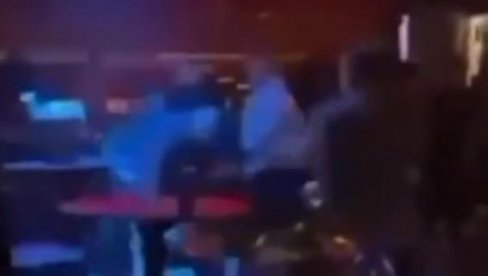 OPŠTA MAKLJAŽA: Pojavio se snimak masovne tuče u Gnjilanu, sevale pesnice u noćnom klubu (VIDEO) OPŠTA MAKLJAŽA: Pojavio se snimak masovne tuče u Gnjilanu, sevale pesnice u noćnom klubu (VIDEO)