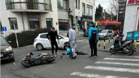 ОБОРЕН ДОСТАВЉАЧ НА МОТОРУ: Лежи непомично на земљи, увиђај у току ОБОРЕН ДОСТАВЉАЧ НА МОТОРУ: Лежи непомично на земљи, увиђај у току