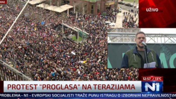 ОПОЗИЦИЈА ДОТАКЛА ДНО: Представник Милоша Јовановића говори на скупу на ком се вијори застава еуромајдана (ФОТО) ОПОЗИЦИЈА ДОТАКЛА ДНО: Представник Милоша Јовановића говори на скупу на ком се вијори застава еуромајдана (ФОТО)