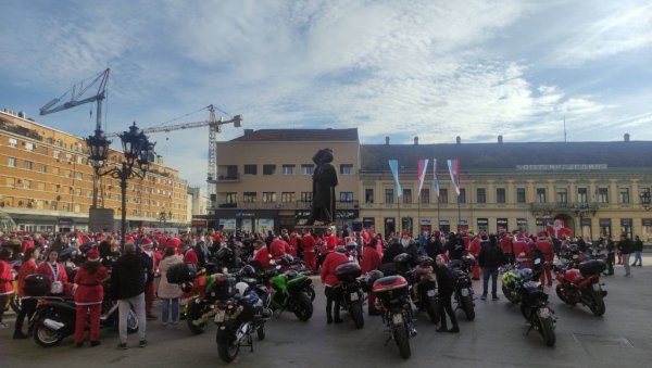 СЛАТКИШИ ОД ДЕДА МРАЗА СА ДВОТОЧКАША : Новосадски мотоцилисти вожњом градским улицама делили пакетиће (ФОТО)