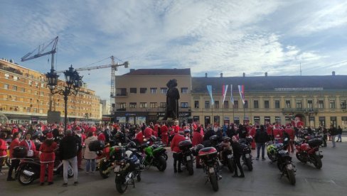 SLATKIŠI OD DEDA MRAZA SA DVOTOČKAŠA : Novosadski motocilisti vožnjom gradskim ulicama delili paketiće (FOTO) SLATKIŠI OD DEDA MRAZA SA DVOTOČKAŠA : Novosadski motocilisti vožnjom gradskim ulicama delili paketiće (FOTO)