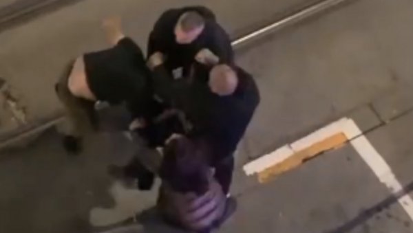 МИЛИЦИЈА, ТУКУ МИ ЖЕНУ: Радници обезбеђења претукли брачни пар испред коцкарнице у Београду (ВИДЕО) МИЛИЦИЈА, ТУКУ МИ ЖЕНУ: Радници обезбеђења претукли брачни пар испред коцкарнице у Београду (ВИДЕО)