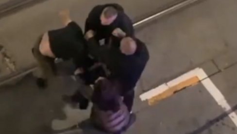 MILICIJA, TUKU MI ŽENU: Radnici obezbeđenja pretukli bračni par ispred kockarnice u Beogradu (VIDEO) MILICIJA, TUKU MI ŽENU: Radnici obezbeđenja pretukli bračni par ispred kockarnice u Beogradu (VIDEO)
