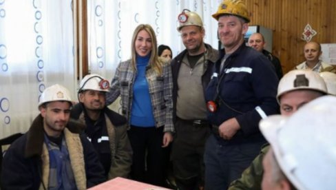 MINISTARKA ĐEDOVIĆ SA RUDARIMA: Zahvalila sam se od srca na svemu što rade i poželela im srećnu Novu godinu i srećne praznike (FOTO) MINISTARKA ĐEDOVIĆ SA RUDARIMA: Zahvalila sam se od srca na svemu što rade i poželela im srećnu Novu godinu i srećne praznike (FOTO)
