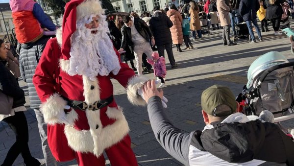 СУНЧАНА НОВОГОДИШЊА БАЈКА У ЦЕНТРУ: У Зрењанину испратили 2023. уз традиционални програм за најмлађе (ФОТО) СУНЧАНА НОВОГОДИШЊА БАЈКА У ЦЕНТРУ: У Зрењанину испратили 2023. уз традиционални програм за најмлађе (ФОТО)