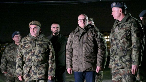 ЧУВАЈУ НАШУ ДРЖАВУ И МИР: Министар Вучевић у новогодишњој ноћи обишао дежурну јединицу ПВО (ФОТО) ЧУВАЈУ НАШУ ДРЖАВУ И МИР: Министар Вучевић у новогодишњој ноћи обишао дежурну јединицу ПВО (ФОТО)