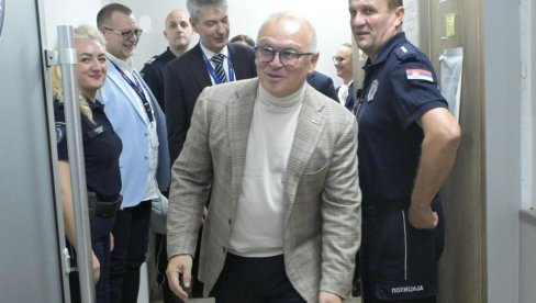 VESIĆ U NOVOGODIŠNJOJ NOĆI: Ministar sa zaposlenima na aerodromu i u JP “Putevi Srbije” VESIĆ U NOVOGODIŠNJOJ NOĆI: Ministar sa zaposlenima na aerodromu i u JP “Putevi Srbije”