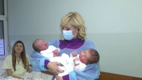 ANASTASIJA JE ČETVRTO DETE U PORODICI: Prve dve bebe rođene u GAK Višegradska, jedan sekund posle ponoći - I majke i bebe su dobro (VIDEO) ANASTASIJA JE ČETVRTO DETE U PORODICI: Prve dve bebe rođene u GAK Višegradska, jedan sekund posle ponoći - I majke i bebe su dobro (VIDEO)