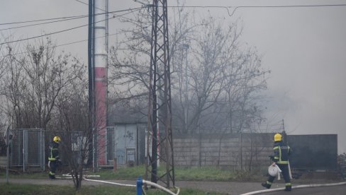 VELIKI POŽAR U NOVOGODIŠNJOJ NOĆI U KIKINDI: Gašenje još traje, jak miris izgorele plastike oseti se u Mikronaselju (FOTO)