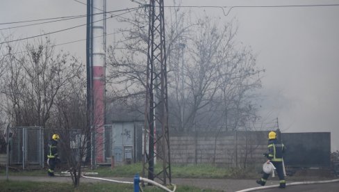 ВЕЛИКИ ПОЖАР У НОВОГОДИШЊОЈ НОЋИ У КИКИНДИ: Гашење још траје, јак мирис изгореле пластике осети се у Микронасељу (ФОТО)