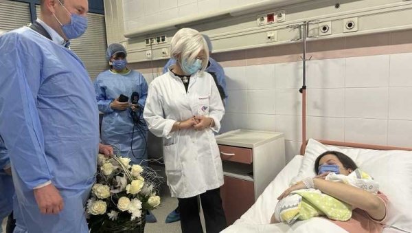 МИЛАН МАРИЋ, ПРВА БЕБА РОЂЕНА У НОВОМ САДУ: Од Града на дар 300.000 динара МИЛАН МАРИЋ, ПРВА БЕБА РОЂЕНА У НОВОМ САДУ: Од Града на дар 300.000 динара