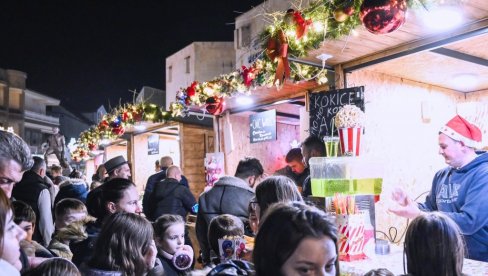 PRAZNIČNI BAZAR U SVILAJNCU: Počinje sutra i traje do 6. januara PRAZNIČNI BAZAR U SVILAJNCU: Počinje sutra i traje do 6. januara