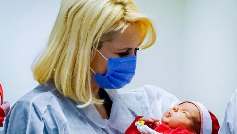 DECA NAM SE RAĐALA! Darija Kisić Tepavčević posetila prvu bebu rođenu u Zrenjaninu DECA NAM SE RAĐALA! Darija Kisić Tepavčević posetila prvu bebu rođenu u Zrenjaninu