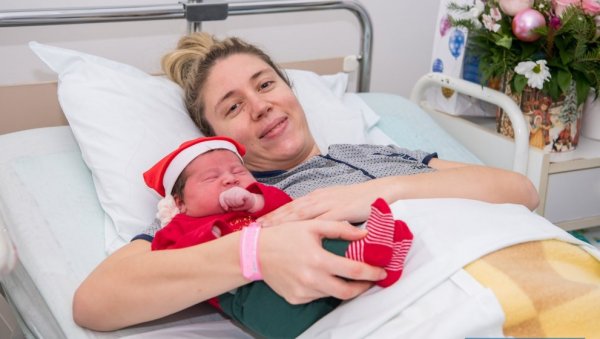 АНА МАМИ ЈЕЛЕНИ ТРЕЋА СРЕЋА: Прва беба у Зрењанину ове године - девојчица, рођена јутрос у 06.40 (ФОТО) АНА МАМИ ЈЕЛЕНИ ТРЕЋА СРЕЋА: Прва беба у Зрењанину ове године - девојчица, рођена јутрос у 06.40 (ФОТО)