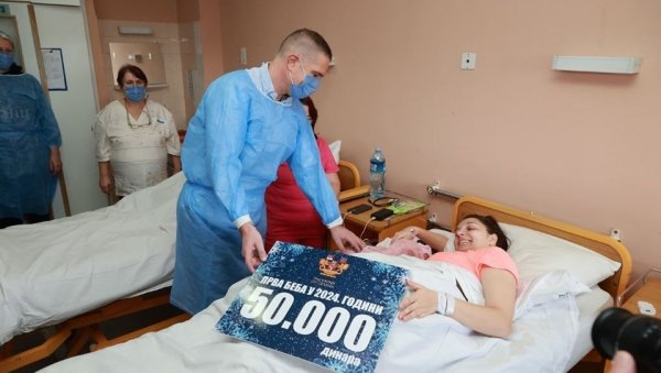 ДЕВОЈЧИЦА ПРВА БЕБА У КИКИНДИ: Миона поранила, а град је даровао са 50.000 динара (ФОТО) ДЕВОЈЧИЦА ПРВА БЕБА У КИКИНДИ: Миона поранила, а град је даровао са 50.000 динара (ФОТО)