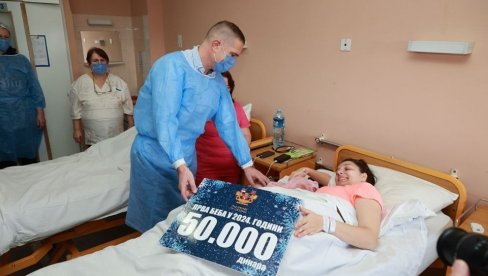 DEVOJČICA PRVA BEBA U KIKINDI: Miona poranila, a grad je darovao sa 50.000 dinara (FOTO) DEVOJČICA PRVA BEBA U KIKINDI: Miona poranila, a grad je darovao sa 50.000 dinara (FOTO)
