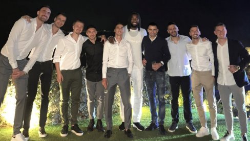 NAJSKUPLJA SLIKA: Au, kakvo društvo! Milutinov, Lesor, stigao i Mitrović, a tu je i jedan Hrvat, a ima ih još (FOTO) NAJSKUPLJA SLIKA: Au, kakvo društvo! Milutinov, Lesor, stigao i Mitrović, a tu je i jedan Hrvat, a ima ih još (FOTO)