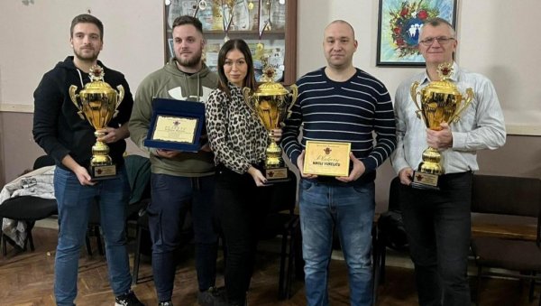 НАГРАЂЕНИ ОСВАЈАЧИ МЕДАЉА: Карате клуб Банатски цвет одао признања успешним такмичарима (ФОТО) НАГРАЂЕНИ ОСВАЈАЧИ МЕДАЉА: Карате клуб Банатски цвет одао признања успешним такмичарима (ФОТО)