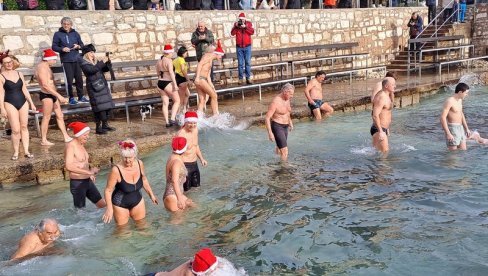 ЗИМА САМО КАЛЕНДАРСКИ: Нова година широм Јадрана прослављена купањем у мору (ФОТО)