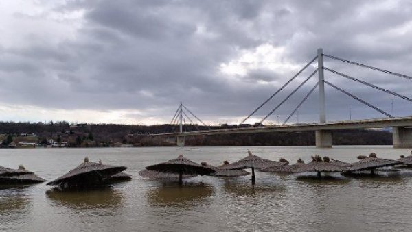 ДУНАВ СЕ ИЗЛИО КОД НОВОГ САДА: Поплављено насеље Камењар, Штранд под водом (ФОТО/ВИДЕО) ДУНАВ СЕ ИЗЛИО КОД НОВОГ САДА: Поплављено насеље Камењар, Штранд под водом (ФОТО/ВИДЕО)