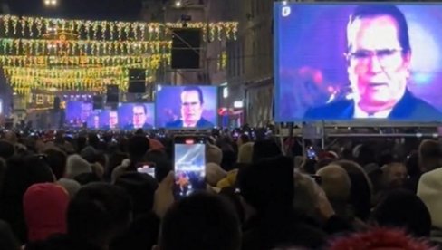TITO SE OBRATIO SARAJLIJAMA NA DOČEKU NG: Masa u delirijumu - nije šala, vidite snimak! Pa, ko je to dozvolio?! TITO SE OBRATIO SARAJLIJAMA NA DOČEKU NG: Masa u delirijumu - nije šala, vidite snimak! Pa, ko je to dozvolio?!