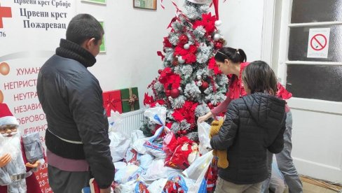 Novogodišnji paketići za ugroženu decu Novogodišnji paketići za ugroženu decu