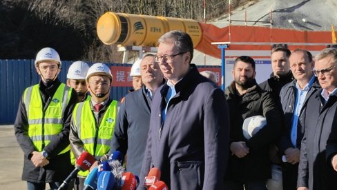 VUČIĆ ČESTITAO NOVU GODINU SVIM GRAĐANIMA: Dobro zdravlje, uspeh i veliki napredak Srbije, obezbedićemo to VUČIĆ ČESTITAO NOVU GODINU SVIM GRAĐANIMA: Dobro zdravlje, uspeh i veliki napredak Srbije, obezbedićemo to