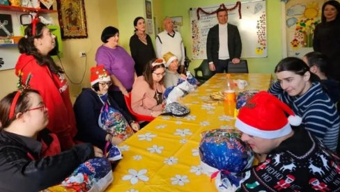 ПОКЛОНИ ЗА СРЕЋНИЈЕ ПРАЗНИКЕ: Новогодишње дружење у просторијама УРДОУР у Врњачкој Бањи ПОКЛОНИ ЗА СРЕЋНИЈЕ ПРАЗНИКЕ: Новогодишње дружење у просторијама УРДОУР у Врњачкој Бањи